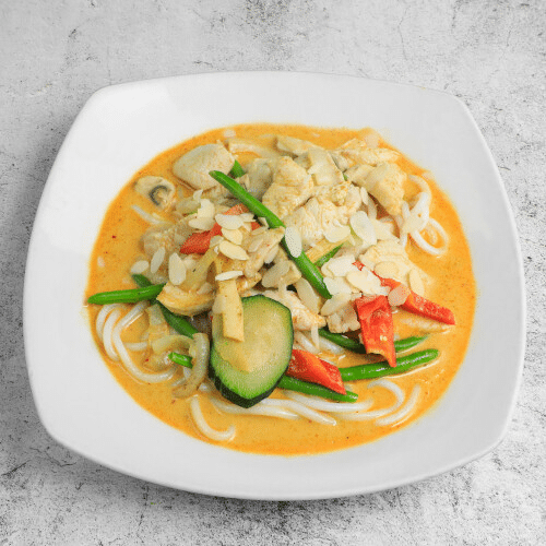 U-Dong Nudeln mit Hühnerfleisch in gelber Currysauce