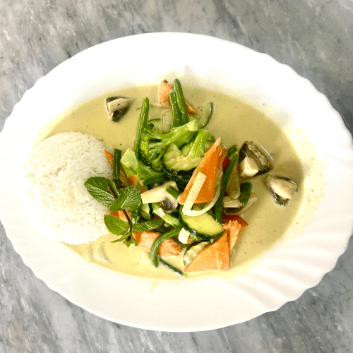 Gemüse mit grünem Thai Currysauce (Hühnerfleisch, scharf)