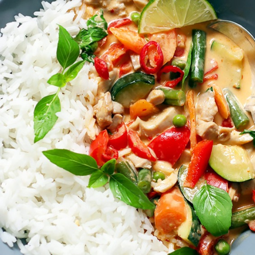 Gemüse mit rotem Thai Curry (Hühnerfleisch, scharf)