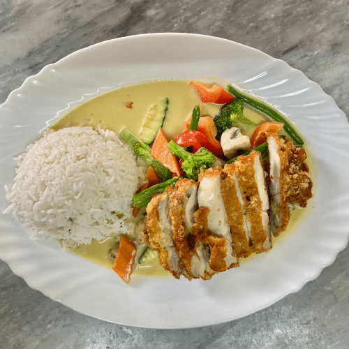 Hähnchenschenkel mit Gemüse mit grünem Thai Curry (scharf)