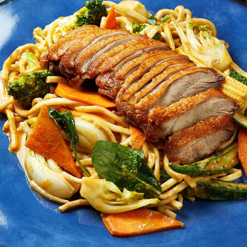Knusprige Entenfleisch mit Gemüse (Nudeln)
