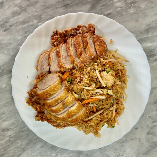 Knusprige Hühnerschenkel mit Gemüse (Reis)