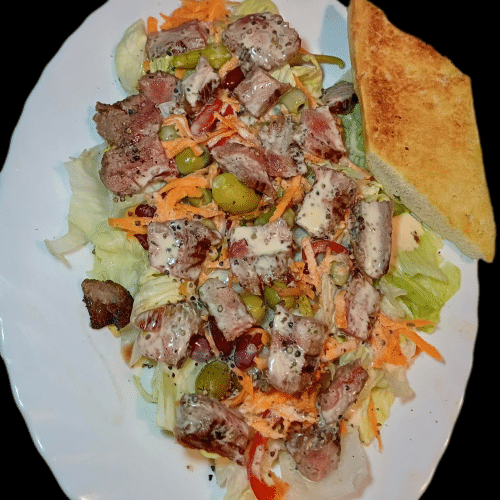 Grosser gemischter Salat mit Steakstreifen