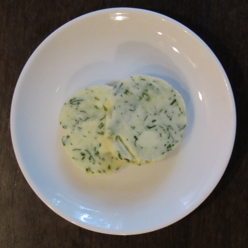 Hausgemachte Kräuterbutter (2 Stück)