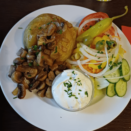 Ofenkartoffel mit Gemüsezwiebeln und Champignons