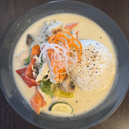 Gebratenes Hühnerfleisch in grünem Thai-Curry(scharf)