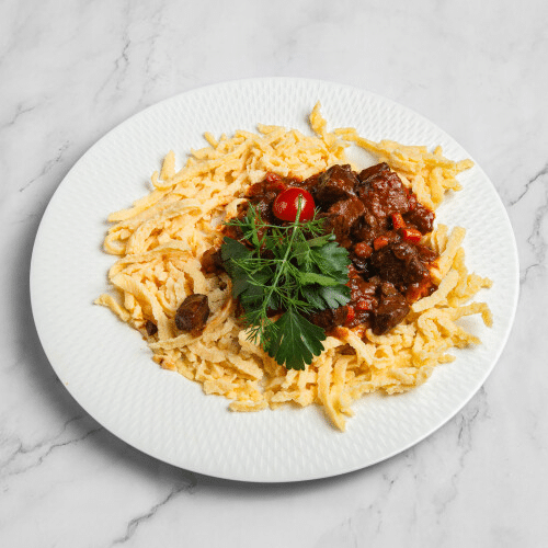 Herzhaftes Biergulasch vom saftigen Rindfleisch