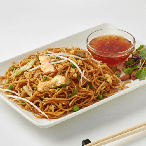 Gebratene Nudeln mit Hühnerfleisch und Gemüse