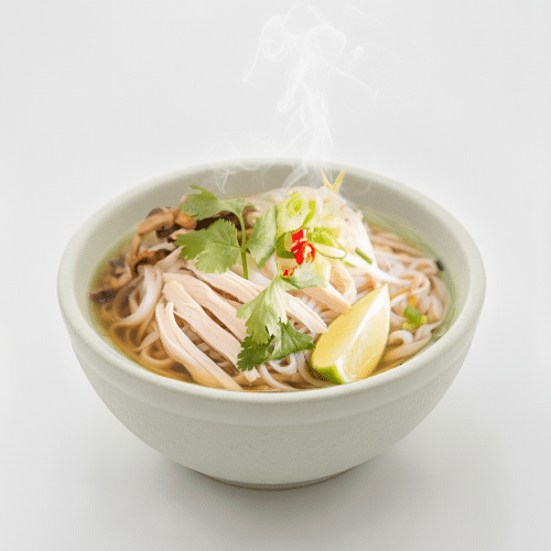 Reisbandnudeln Suppe mit Hühnerfleisch