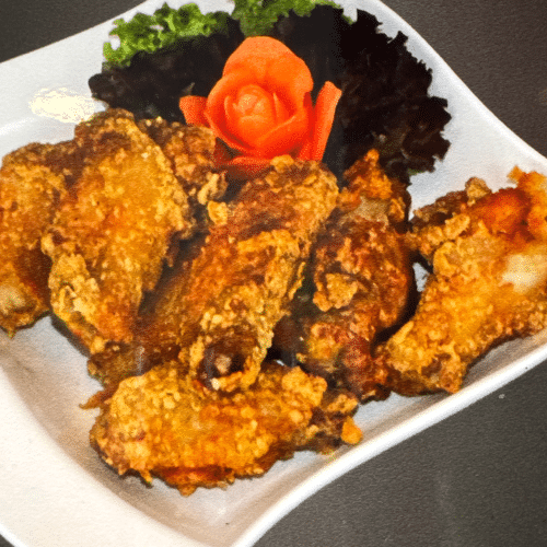 Chicken Wings mit Pommes frites und Süß-Sauer-Sauce