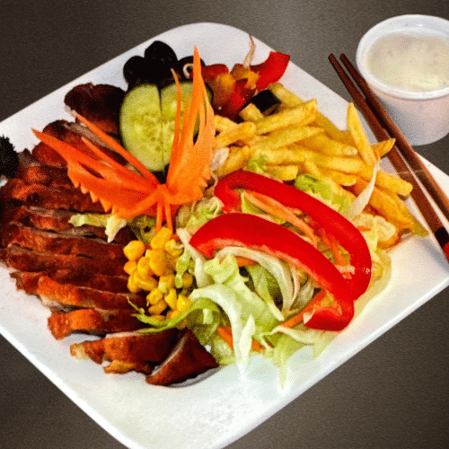 Salat mit knusprigem Entenfleisch
