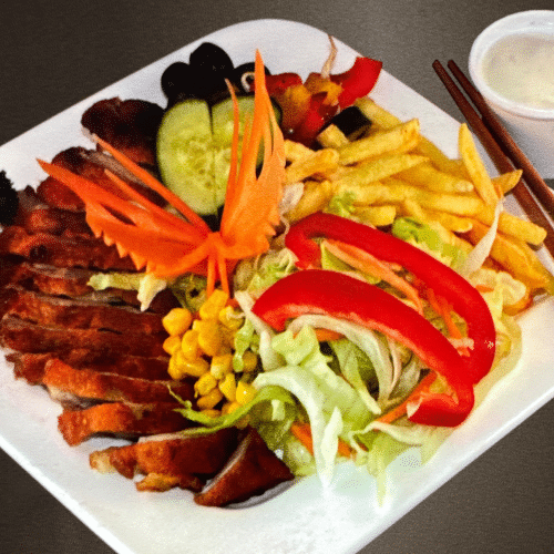 Salat mit knusprigem Hähnchenfleisch