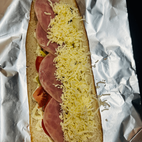 Baguette mit Käse und Schinken