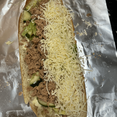 Baguette mit Käse und Thunfisch