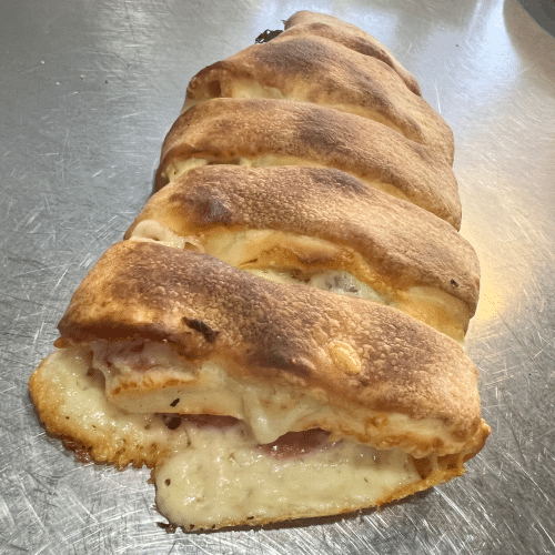 Pizzabrötchen gefüllt mit Salami, Käse und Aioli