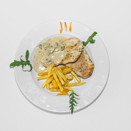 Gegrilltes Putensteak mit Pommes Frites,