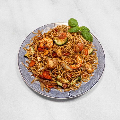 Gebratene Nudeln mit Hähnchen und Shrimps