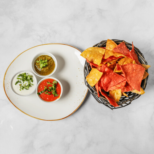 Nacho Chips mit Red Salsa, Green Salsa und Sour Cream
