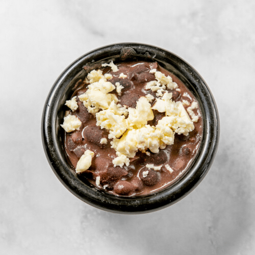 Refried Blackbeans mit Oaxaca-Käse