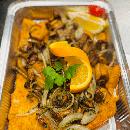 Kalb Schnitzel mit gebratene Zwiebeln und pfefferlinge