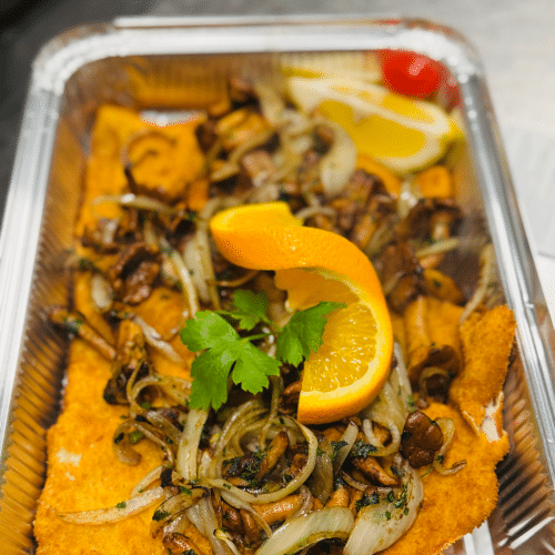 Puten Schnitzel mit gebratene Zwiebeln und pfefferlinge