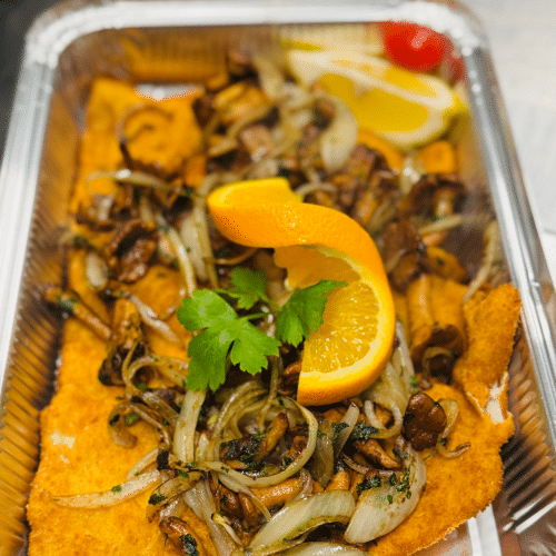 Schweine Schnitzel. mit gebratene Zwiebeln und pfefferlinge