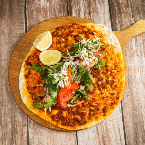 Lahmacun mit Döner und Salat