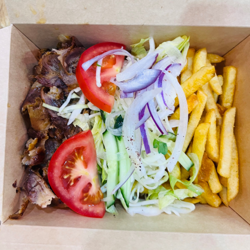 Dönerbox mit Pommes frites und Salat