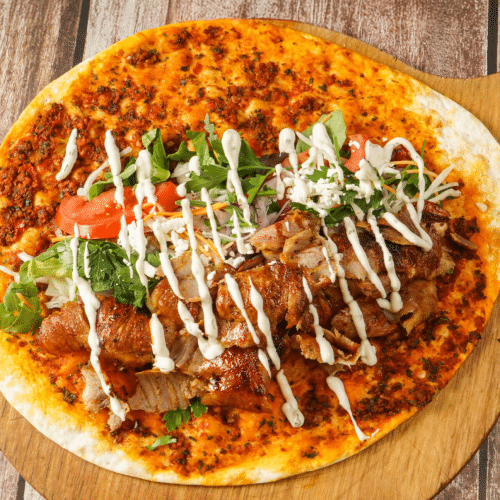 Lahmacun mit Döner und Salat