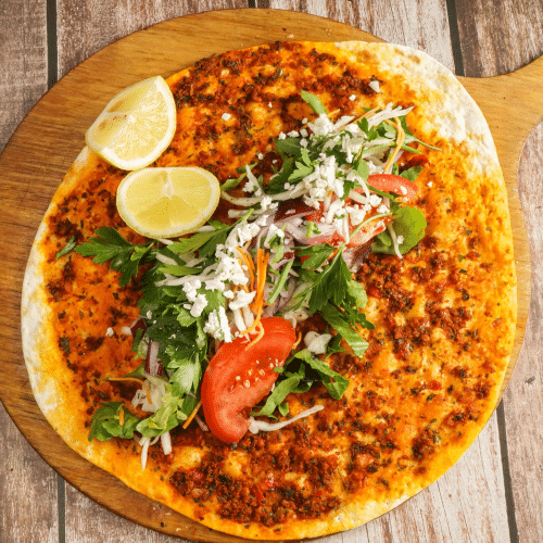 Lahmacun mit Salat