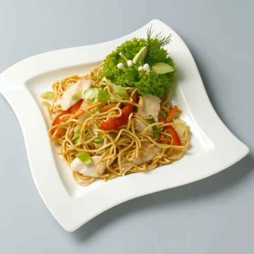 Gebratene Nudeln mit Hähnchenfleisch und Gemüsestreifen