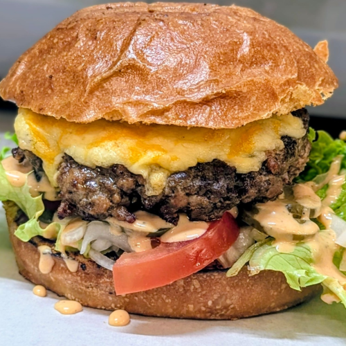 Cheeseburger mit Pommes