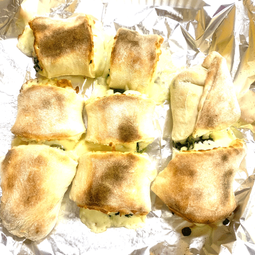 Pizzabrötchen gefüllt mit Käse und Hinterkochschinken