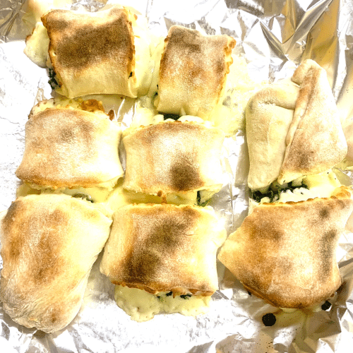 Pizzabrötchen gefüllt mit Käse und Knoblauchwurst