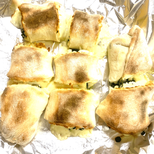 Pizzabrötchen gefüllt mit Käse und Salami