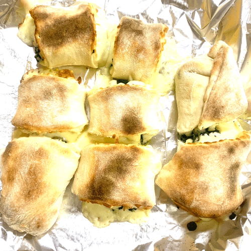 Pizzabrötchen gefüllt mit Käse und Thunfisch