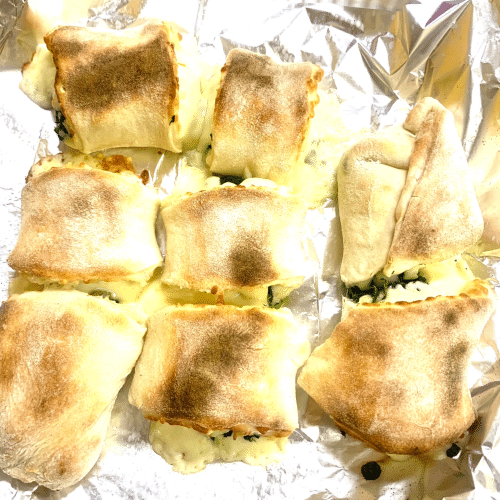 Pizzabrötchen gefüllt mit Käse