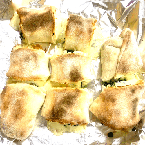 Pizzabrötchen gefüllt mit Spinat und Mozzarella