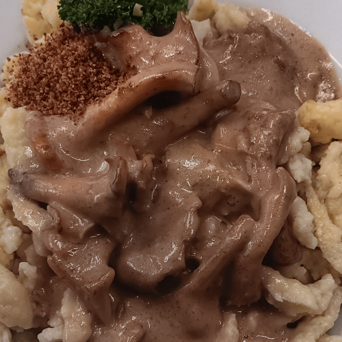Schnitzel Natur dazu Spätzle mit Pfifferlingsrahmsauce