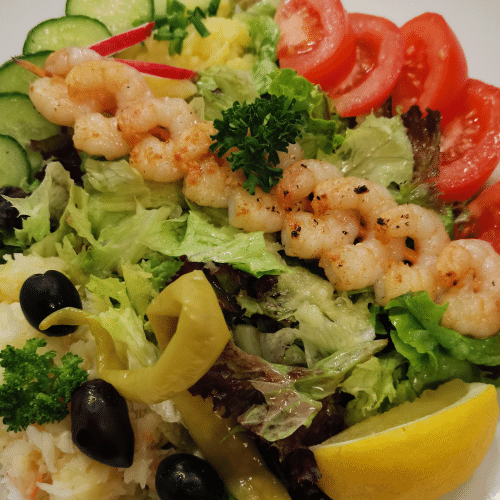Großer bunter Salat mit Garnelenspieß