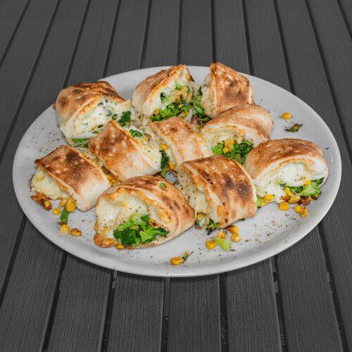 Pizzabrötchen mit Broccoli, Mais und Käse