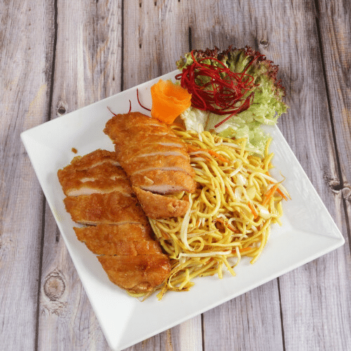 Gebratene Nudeln mit Hühnerfleisch kross