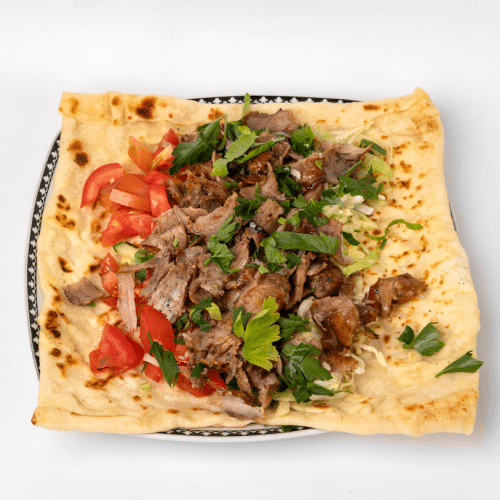 Käse Tasche mit Fleisch, Salat und Soße