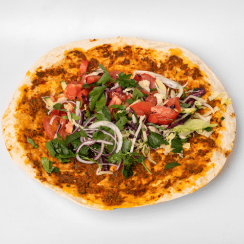 Lahmacun mit Salat und Soße