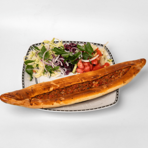 Pide Hackfleisch mit Salat und Soße