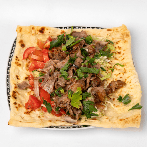 Spinat Tasche mit Fleisch, Salat und Soße