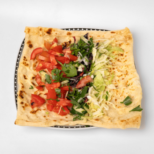 Spinat Tasche mit Salat und Soße