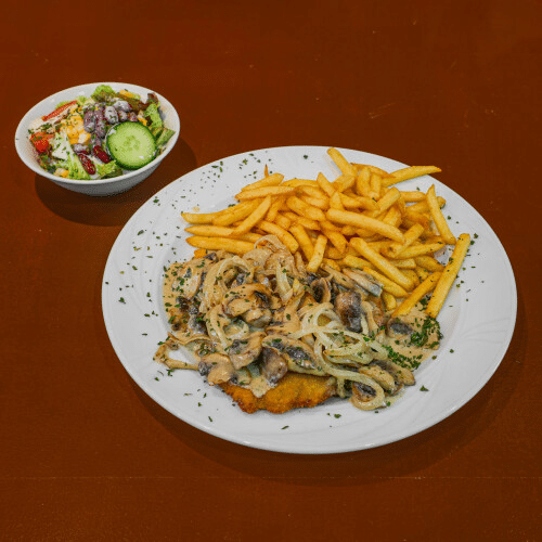 Schnitzel mit Champignons, Zwiebeln und Sahnesauce