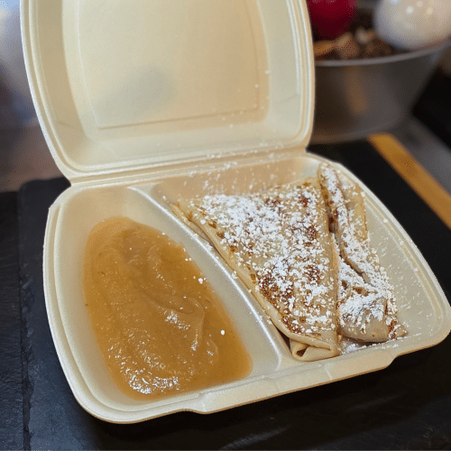 Blini mit Apfelmus und Puderzucker