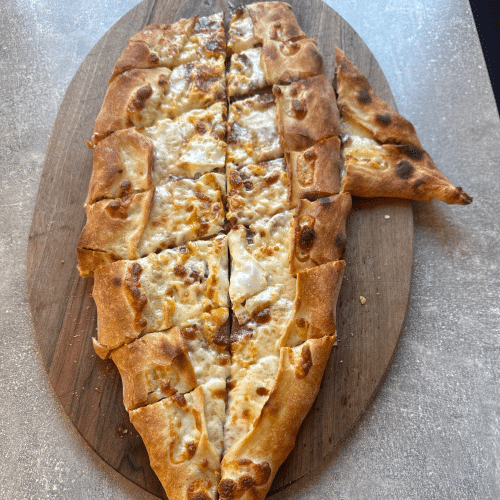 Pide mit Sucuk, Ei und Pizzakäse